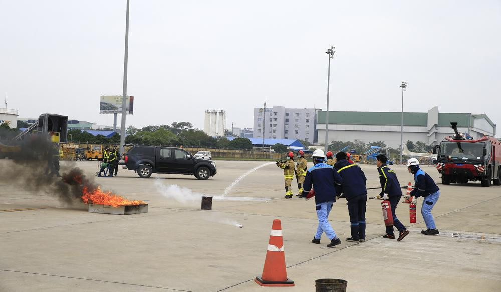 Lập tức các lực lượng cứu hộ được huy động ứng cứu, khống chế ngọn lửa