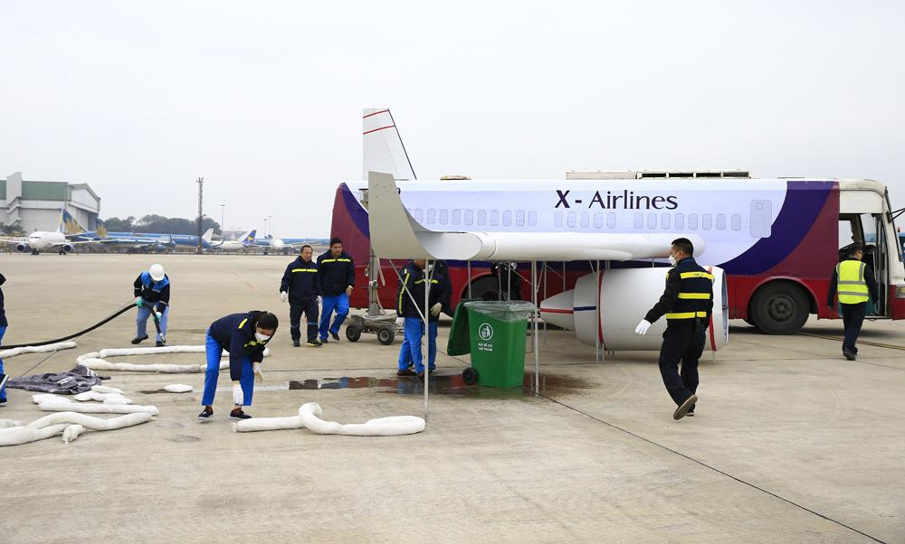 Chiếc máy bay giả định và xe chở nhiên liệu.