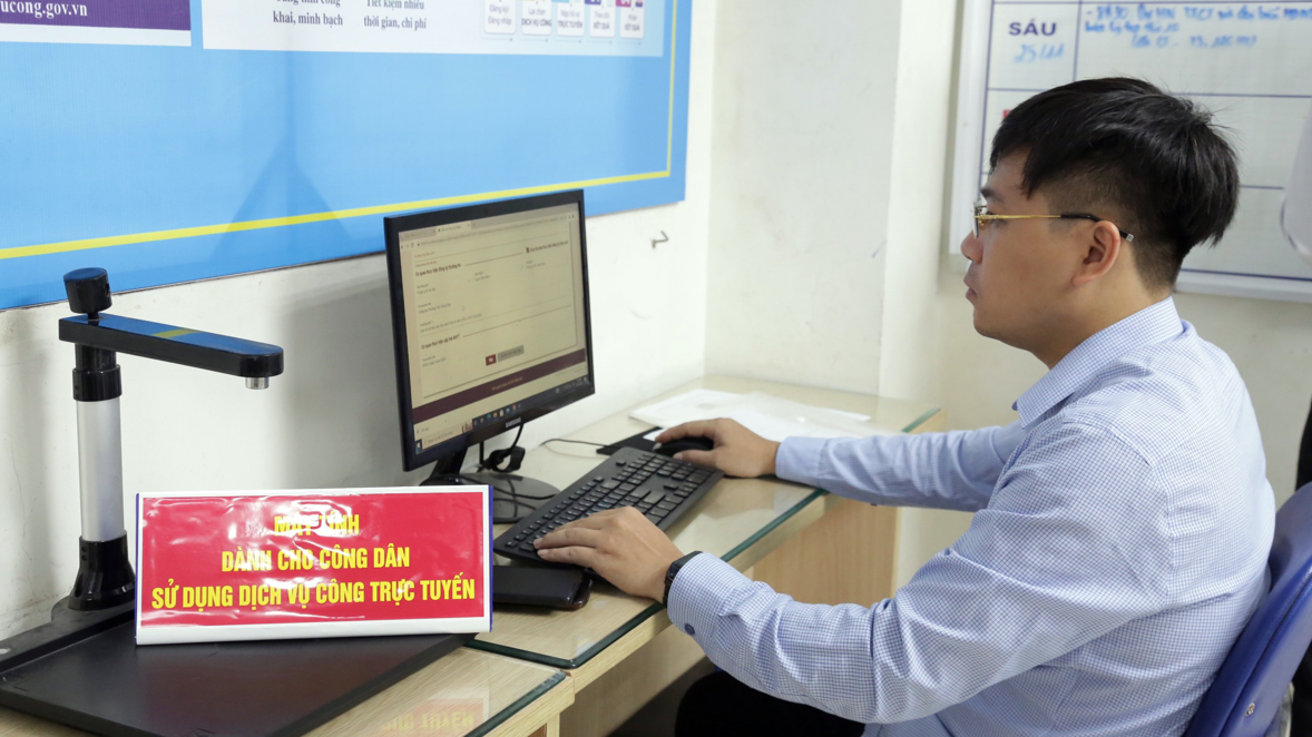 Người dân làm thủ tục khai sinh và cấp thẻ BHYT liên thông. Người dân làm thủ tục khai sinh và cấp thẻ BHYT liên thông.