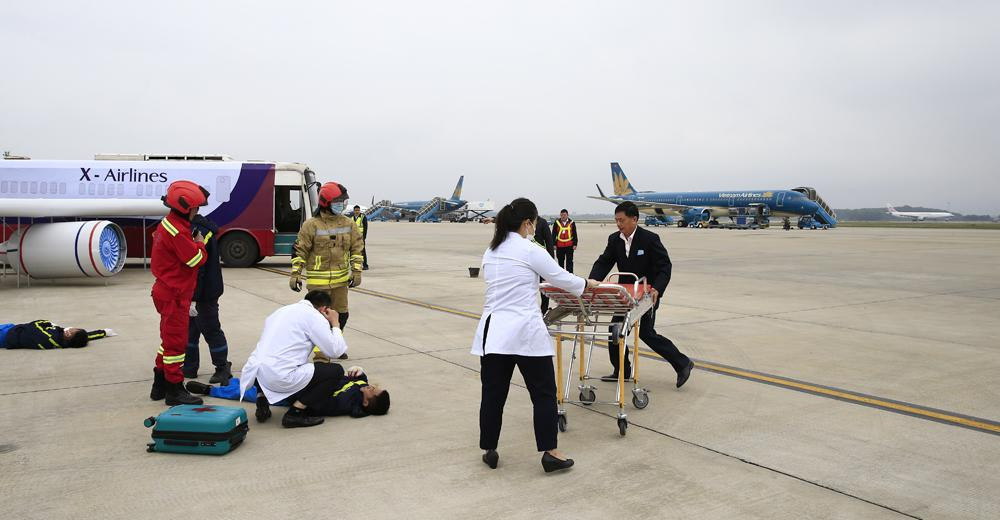 Trong quá trình xử lý sự cố, một số nhân viên tham gia cứu hộ bị thương.