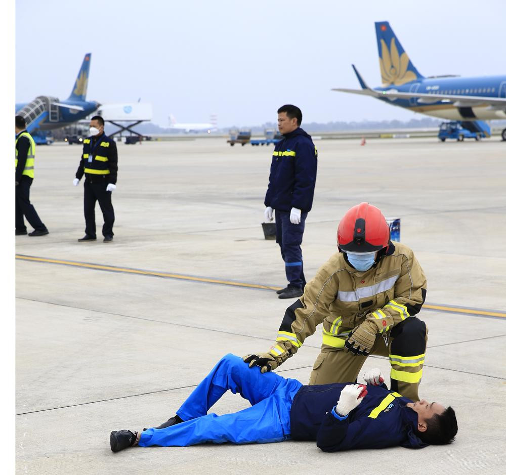 Nhân viên tham gia cứu hộ bị thương.