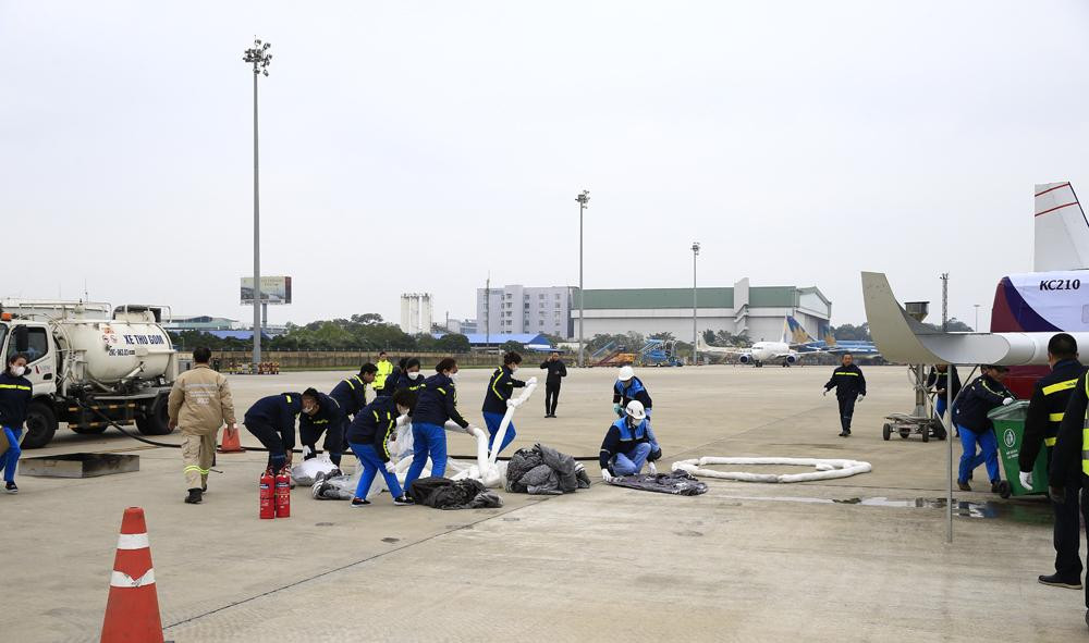Lực lượng tại chỗ ứng phó với tình huống, khoanh vùng sự cố tràn nhiên liệu.