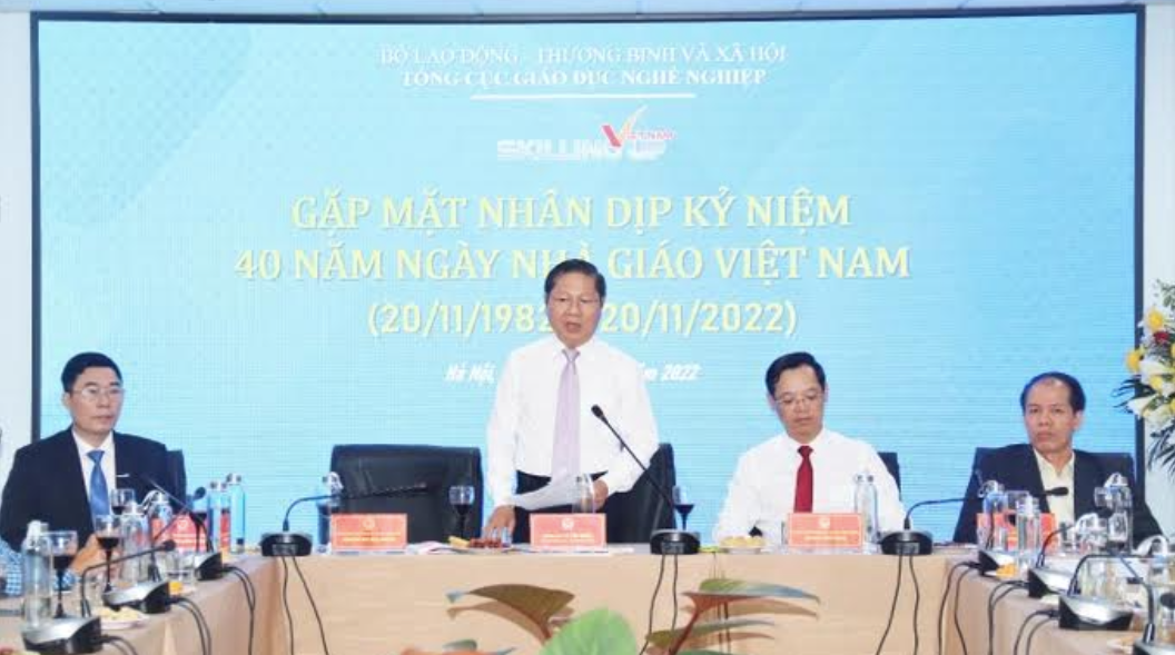 Thứ trưởng Bộ LĐ-TB&amp;XH Lê Tấn Dũng cùng lãnh đạo Tổng cục GDNN gặp mặt nhà giáo GDNN.