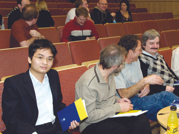 Phó GS Phạm Hoàng Hiệp ở tuổi 29 (thứ nhất, bên trái)