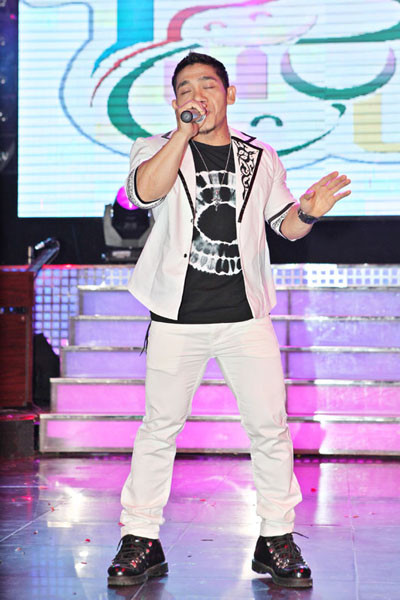 Phạm Văn Mách là khách mời đặc biệt. Đêm diễn tối qua cũng là đêm kỷ niệm hai năm của chương trình. Toàn bộ số tiền thu được từ bán vé và từ sự ủng hộ của Mạnh Thường Quân sẽ dành cho trẻ nghèo đang điều trị tại Bệnh viện Nhi đồng TP HCM