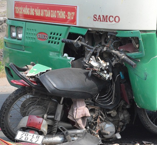 Chiếc xe máy găm chặt vào đầu xe buýt