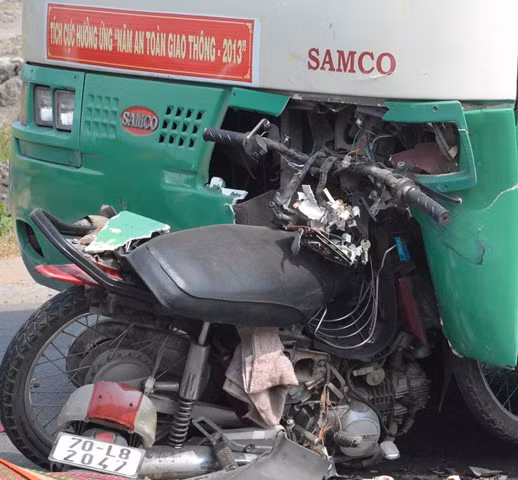 Chiếc xe máy găm chặt vào đầu xe buýt