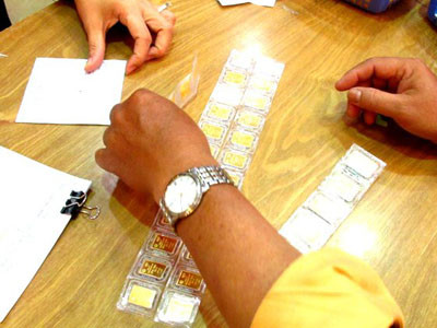 Một chủ cửa hàng đang đổi vàng miếng một lượng thành nhiều miếng một chỉ. Ảnh: Thanh Thương (Kinh Tế Sài Gòn). Một chủ cửa hàng đang đổi vàng miếng một lượng thành nhiều miếng một chỉ. Ảnh: Thanh Thương (Sài Gòn)