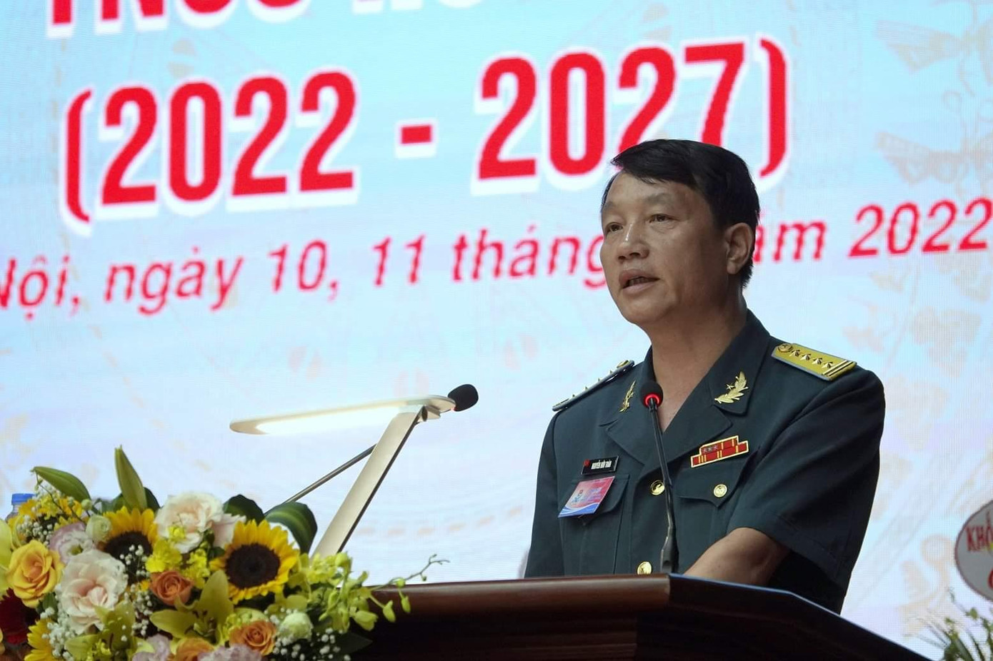 Đại tá Nguyễn Hữu Toàn - Phó Chủ nhiệm Chính trị Quân chủng PK-KQ trình bày báo cáo của Cục Chính trị Quân chủng tại ĐH Đại tá Nguyễn Hữu Toàn - Phó Chủ nhiệm Chính trị Quân chủng PK-KQ trình bày báo cáo của Cục Chính trị Quân chủng tại ĐH