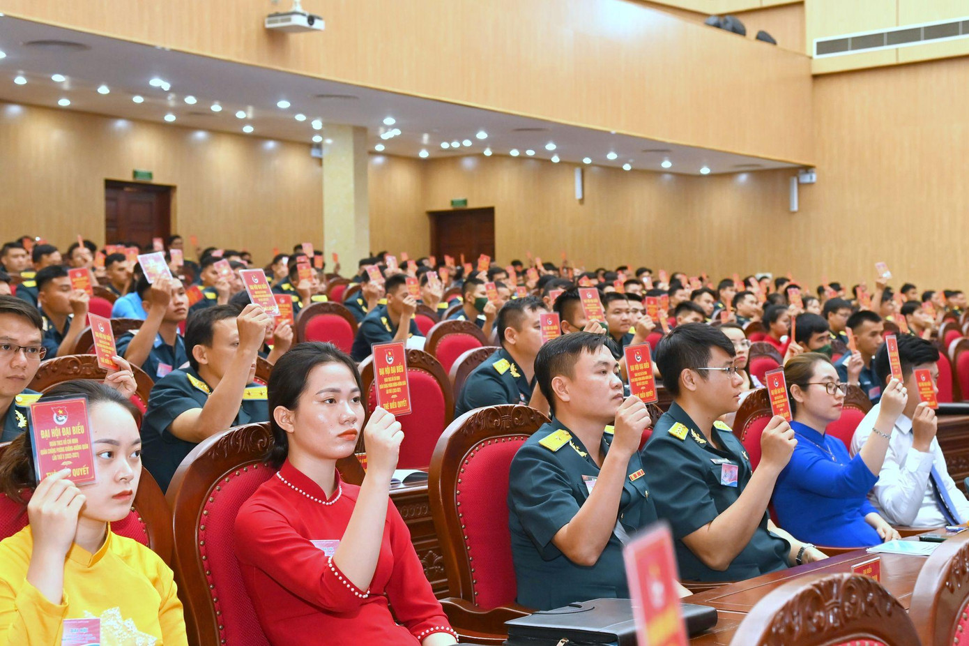 Trong số 274 đại biểu tham gia ĐH, có 24 đại biểu nữ; 233 đại biểu là đảng viên; 14 đại biểu là người dân tộc thiểu số; độ tuổi trung bình của đại biểu là 30,5 tuổi, đại biểu trẻ nhất 19 tuổi. Trong số 274 đại biểu tham gia ĐH, có 24 đại biểu nữ; 233 đại biểu là đảng viên; 14 đại biểu là người dân tộc thiểu số; độ tuổi trung bình của đại biểu là 30,5 tuổi, đại biểu trẻ nhất 19 tuổi.