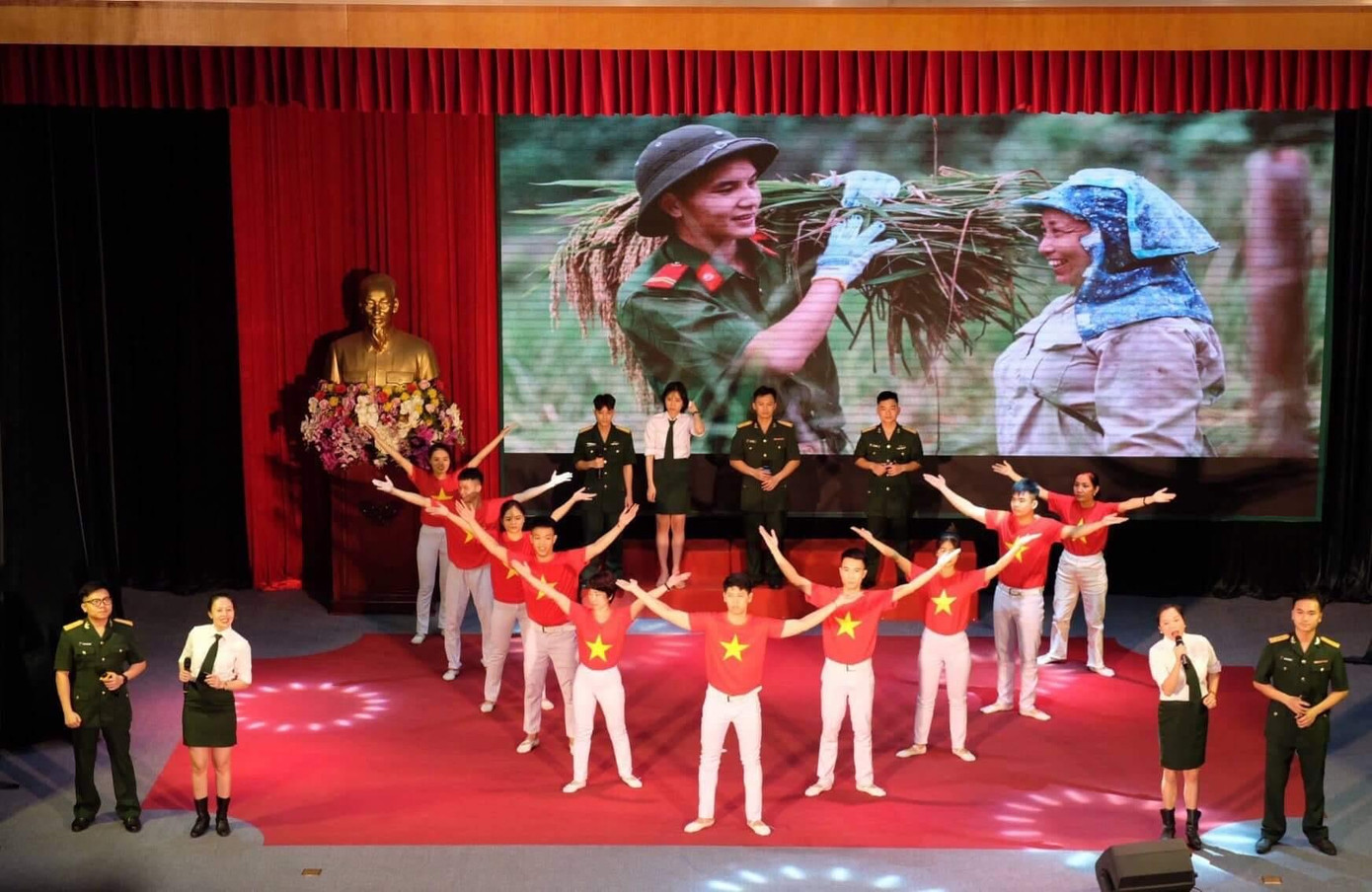 Các tiết mục văn nghệ đặc sắc chào mừng đại hội do ĐVTN Binh chủng Hóa học và Đại học Văn hóa Nghệ thuật Quân đội biểu diễn. Các tiết mục văn nghệ đặc sắc chào mừng đại hội do ĐVTN Binh chủng Hóa học và Đại học Văn hóa Nghệ thuật Quân đội biểu diễn.