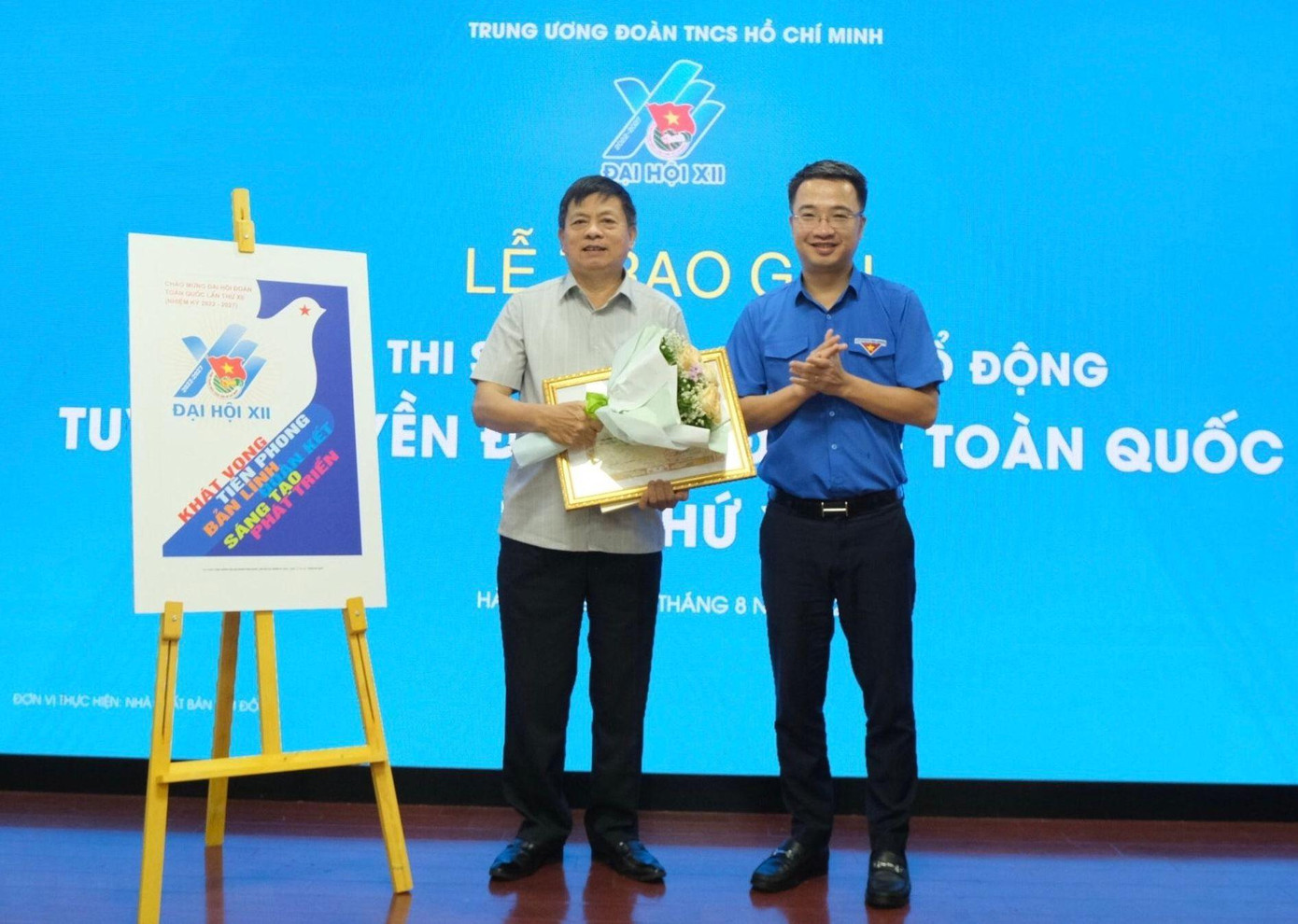 Anh Nguyễn Tường Lâm, Bí thư Trung ương Đoàn, Trưởng Ban Tổ chức cuộc thi trao giải Nhì cho tác giả Trịnh Bá Quát. Ảnh: Bảo Anh Anh Nguyễn Tường Lâm, Bí thư Trung ương Đoàn, Trưởng Ban Tổ chức cuộc thi trao giải Nhì cho tác giả Trịnh Bá Quát. Ảnh: Bảo Anh