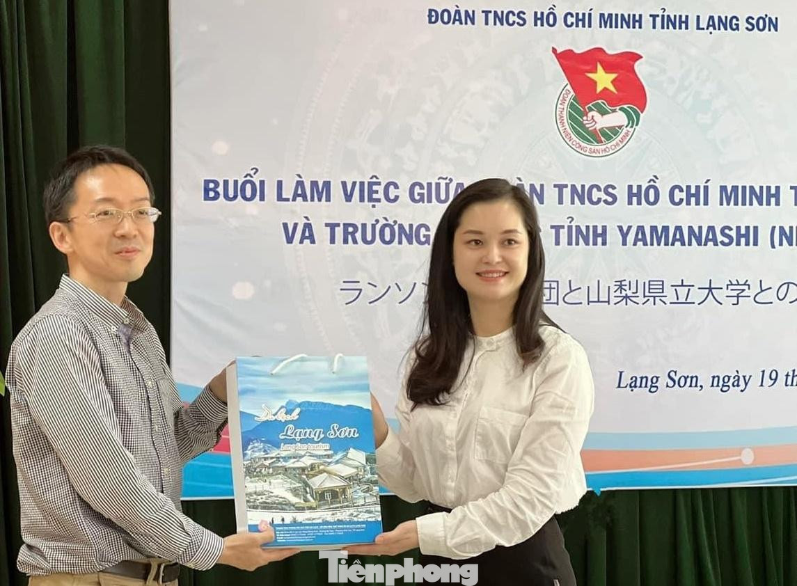 Chị Đinh Thị Anh Thư, Bí thư Tỉnh Đoàn Lạng Sơn giới thiệu, tặng quà sản vật riêng có của quê hương xứ Lạng cho đoàn công tác Trường Đại học Yamanashi Nhật Bản -Ảnh: Duy Chiến Chị Đinh Thị Anh Thư, Bí thư Tỉnh Đoàn Lạng Sơn giới thiệu, tặng quà sản vật riêng có của quê hương xứ Lạng cho đoàn công tác Trường Đại học Yamanashi Nhật Bản -Ảnh: Duy Chiến