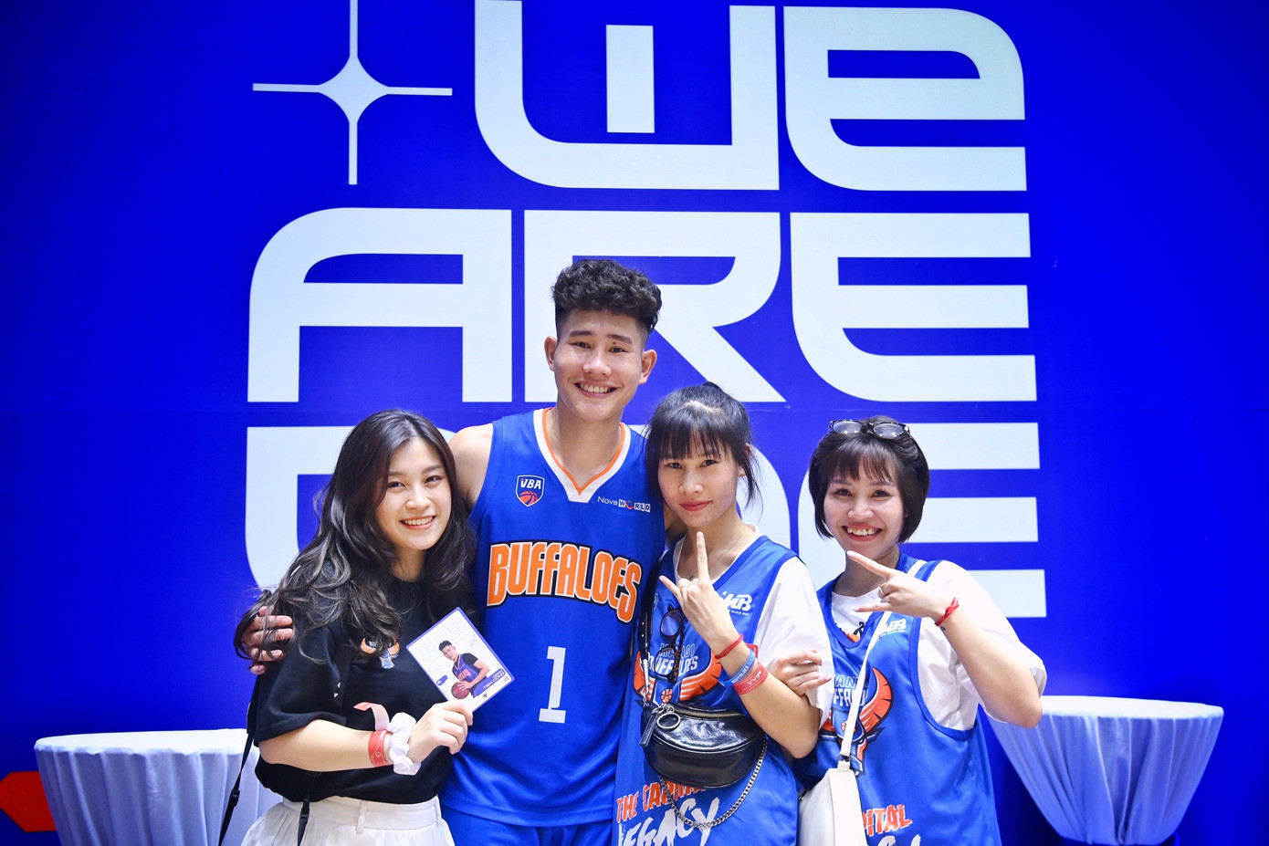 Đinh Tiến Công bên hai chị gái và người yêu (Ảnh: Mạnh Quân)