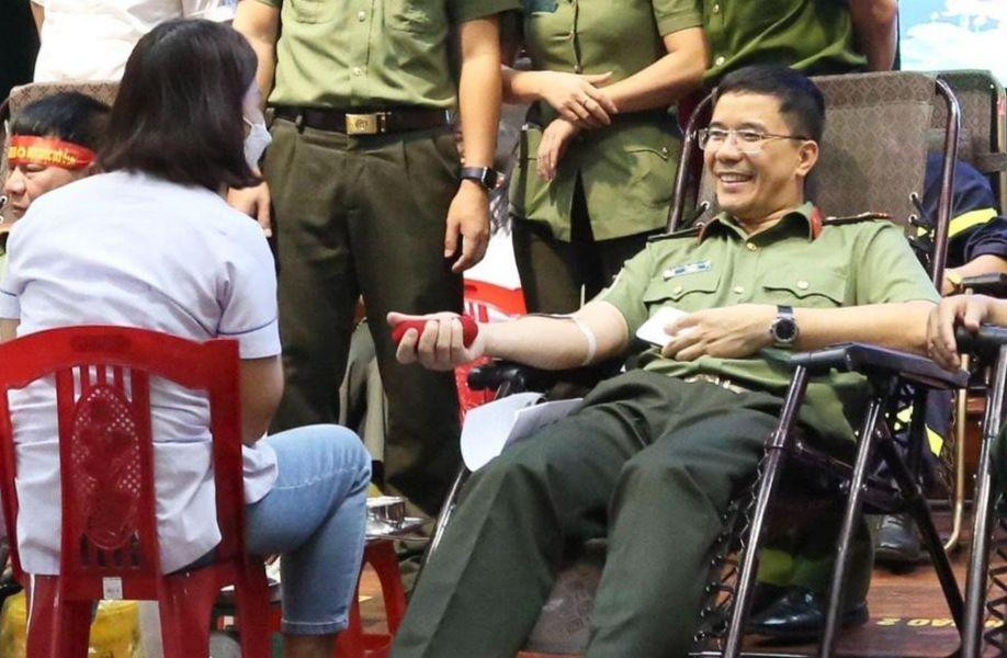 Thượng tá Nguyễn Hồng Phong - Giám đốc Công an tỉnh Hà Tĩnh trực tiếp tham gia hiến máu.