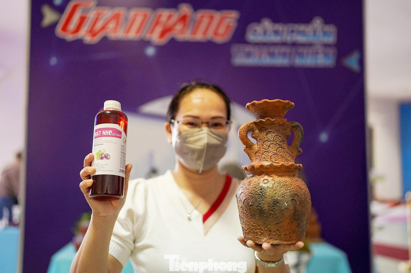 Hai sản phẩm chủ lực là mật nho và gốm Bàu Trúc được trưng bày bên lề Đại hội.