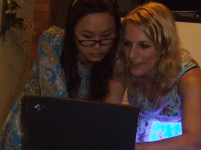 Nguyễn Linh Hương - sinh viên năm 3, ĐH Exeter (Anh), giúp Lydia chuẩn bị bài chia sẻ kinh nghiệm báo chí ở Hà Nội. Ảnh: Mai Lan. Nguyễn Linh Hương - sinh viên năm 3, ĐH Exeter (Anh), giúp Lydia chuẩn bị bài chia sẻ kinh nghiệm báo chí ở Hà Nội. Ảnh: Mai Lan