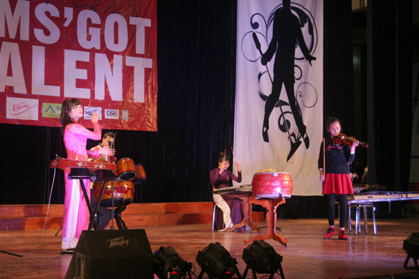 Kết hợp đàn bầu và violon để đánh 