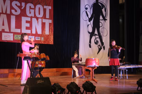 Kết hợp đàn bầu và violon để đánh 