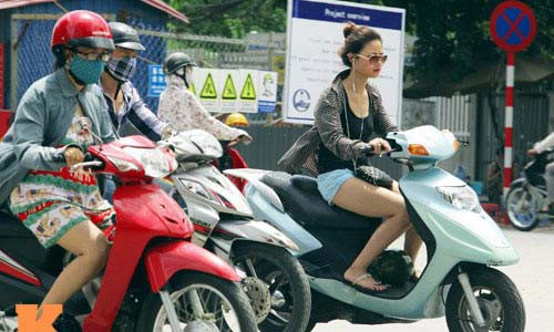 Hay mũ bảo hiểm chỉ treo ở xe để đối phó Nguồn Zing News . Hay mũ bảo hiểm chỉ treo ở xe để đối phó Nguồn Zing News