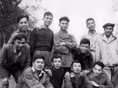 Chế Lan Viên (đứng giữa)