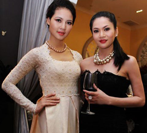 Nữ đại gia thường xuất hiện với hình ảnh gợi cảm, chau chuốt không khác gì ngôi sao của làng giải trí bên cạnh nhiều mỹ nhân trẻ tuổi.