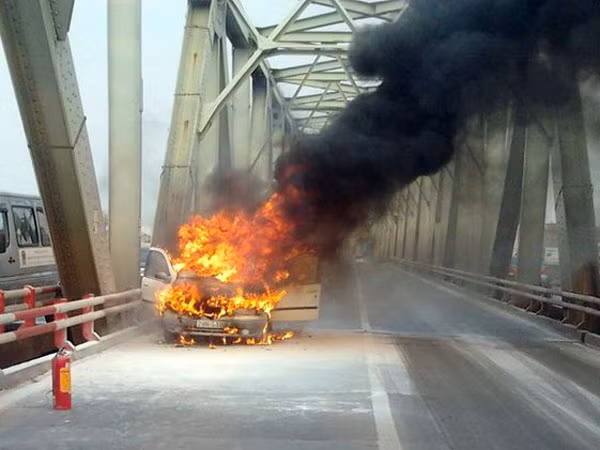 Chiếc xe phát hỏa trên cầu Chương Dương