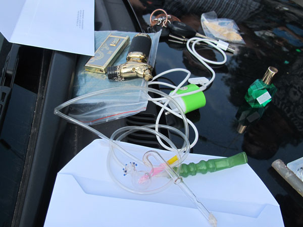 Dụng cụ đập đá bị thu giữ