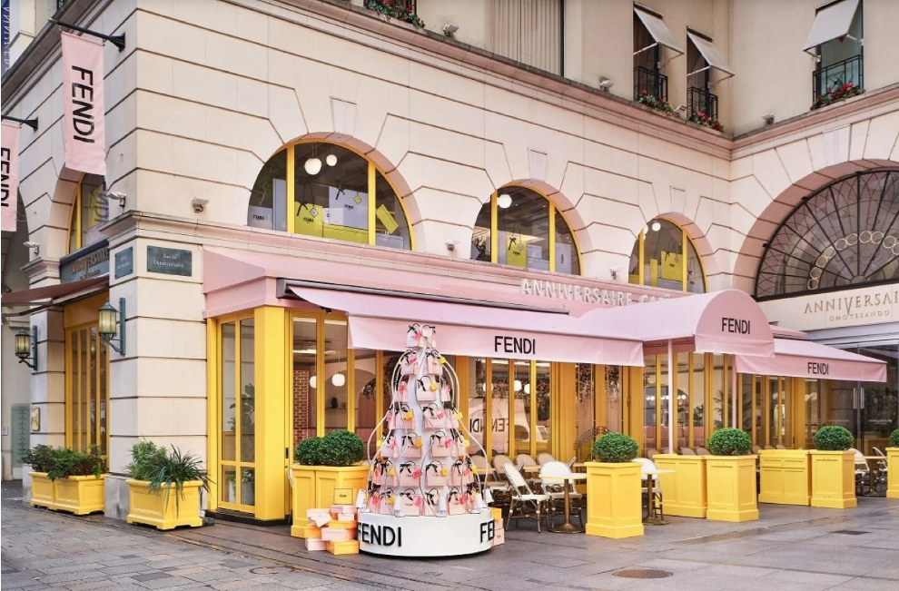 Hàng quán của các nhà mốt xa xỉ trở thành địa điểm thu hút du lịch. Hàng quán của các nhà mốt xa xỉ trở thành địa điểm thu hút du lịch.