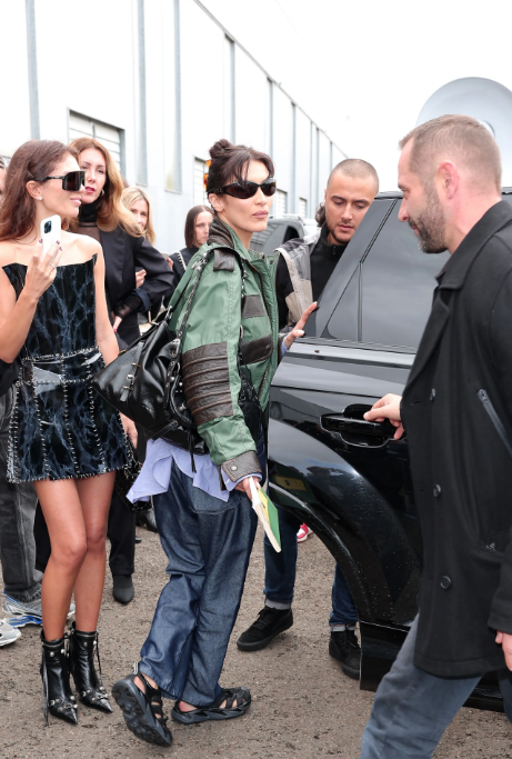 Bella mang đôi giày 135 đôla rời khỏi buổi trình diễn của Balenciaga.