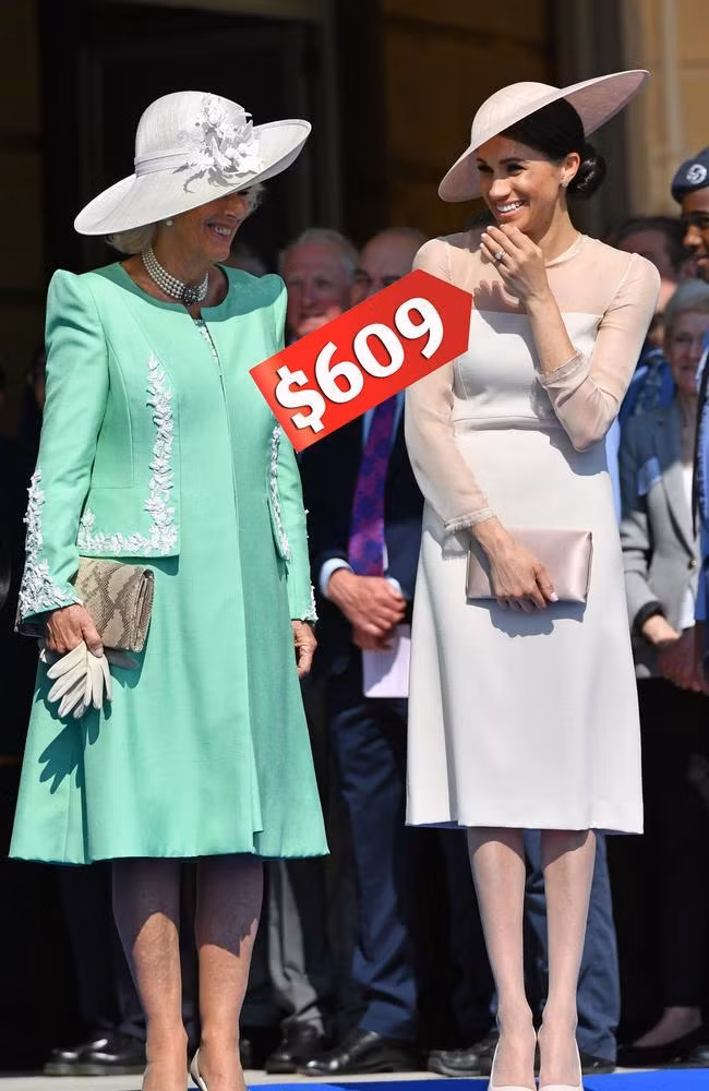 Lựa chọn của Meghan nhỉnh hơn một chút, hơn 600 đôla cho bộ váy lần đầu tiên xuất hiện với tư cách phụ nữ đã lập gia đình. Lựa chọn của Meghan nhỉnh hơn một chút, hơn 600 đôla cho bộ váy lần đầu tiên xuất hiện với tư cách phụ nữ đã lập gia đình.