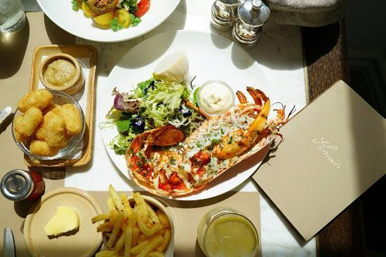 Thomas' Café phục vụ các món ăn cổ điển của Anh. Thomas' Café phục vụ các món ăn cổ điển của Anh.