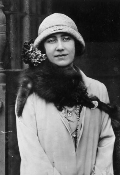 Có thể chiếc cài áo móng ngựa đã có từ thời của Thái hậu. Có thể chiếc cài áo móng ngựa đã có từ thời của Thái hậu.