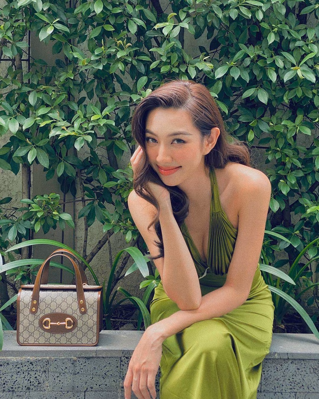 Năm 1955, chi tiết Horsebit chính thức xuất hiện trên sản phẩm túi xách của Gucci bởi vì khách hàng thượng lưu rất yêu thích yếu tố lịch sử được tích hợp trong sản phẩm túi xách thời trang. Chính vì vậy một chiếc túi như Gucci 1955 Horsebit đảm bảo giữ giá tốt.