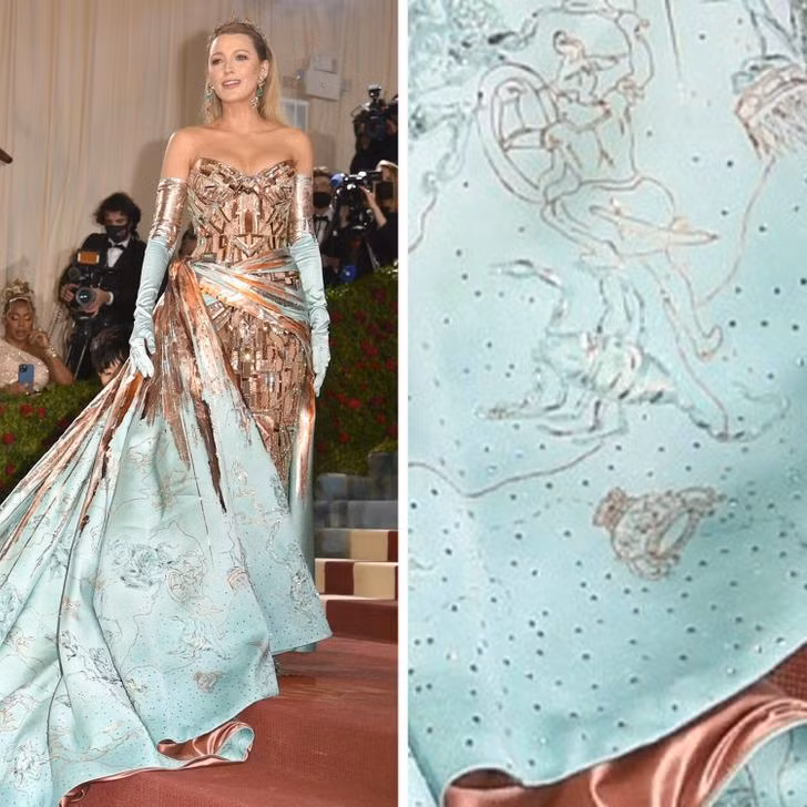 Họa tiết trên chiếc váy lộng lẫy này được mô phỏng giống phần trang trí trên trần nhà Grand Central, nơi diễn ra cảnh phim được xem là dấu ấn của cô trong Gossip Girl.