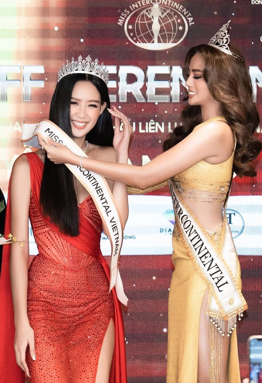 Bảo Ngọc (trái) nhận sash từ Miss Intercontinental 2021 Cinderella Faye Obeñita ở TP.HCM. Bảo Ngọc (trái) nhận sash từ Miss Intercontinental 2021 Cinderella Faye Obeñita ở TP.HCM.