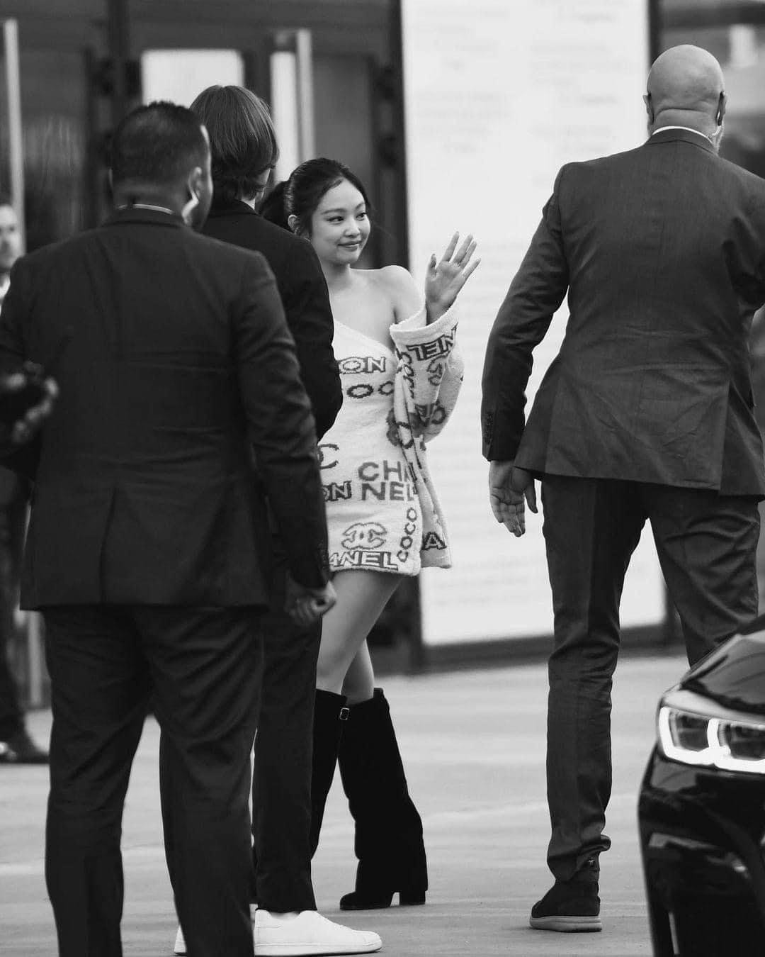 Trang phục của Jennie vừa đáng yêu, sang nhưng lại thoải mái.