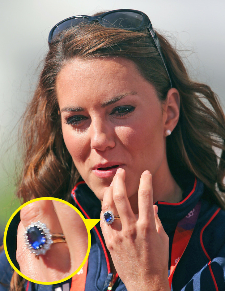 Hoàng tử William cầu hôn Kate Middleton bằng chiếc nhẫn quý giá của mẹ. Hoàng tử William cầu hôn Kate Middleton bằng chiếc nhẫn quý giá của mẹ.