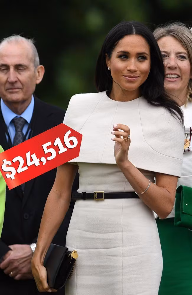 Meghan mặc hẳn đầm Givenchy đắt đỏ ở lần xuất hiện thứ 3 sau khi làm dâu Hoàng gia. Meghan mặc hẳn đầm Givenchy đắt đỏ ở lần xuất hiện thứ 3 sau khi làm dâu Hoàng gia.