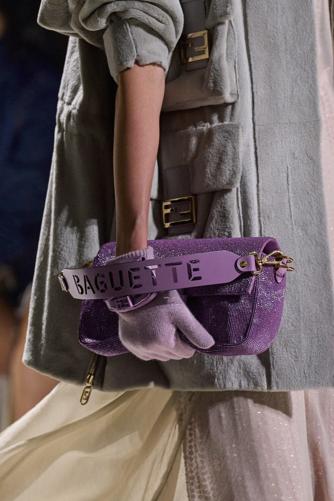 Dáng túi Bagutte với quai rộng sáng tạo có thể tháo lắp tùy chọn càng tô đậm thêm trào lưu túi kẹp nách này.