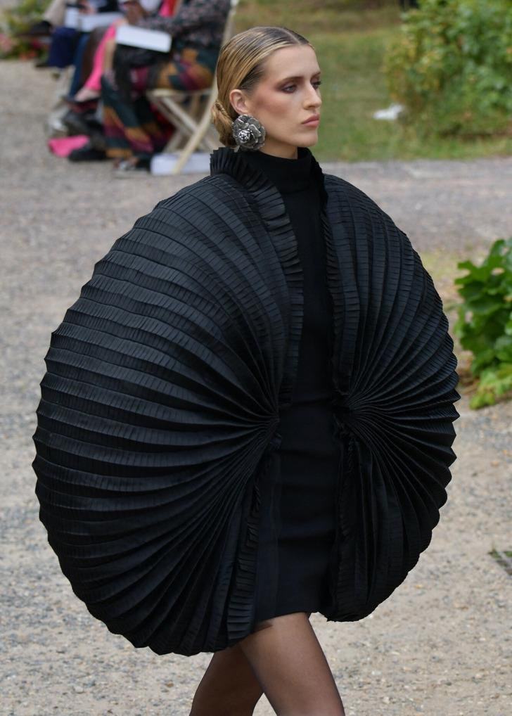 Ý tưởng của nhà mốt Juana Martin trông như cái lồng đèn xếp dịp Trung Thu.