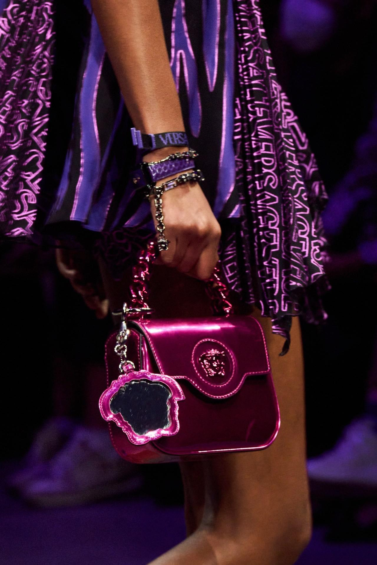 Như đã nói, ánh kim đủ sắc sẽ là trọng tâm túi xách 2023.