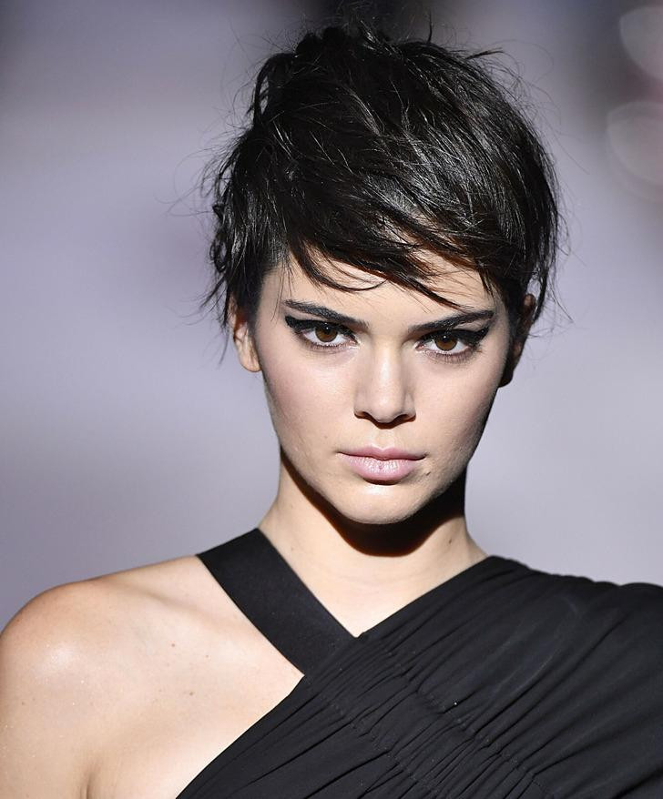 Thuốc nhỏ mắt là vật bất ly thân của các người mẫu suốt tuần lễ thời trang. Thuốc nhỏ mắt là vật bất ly thân của các người mẫu suốt tuần lễ thời trang.