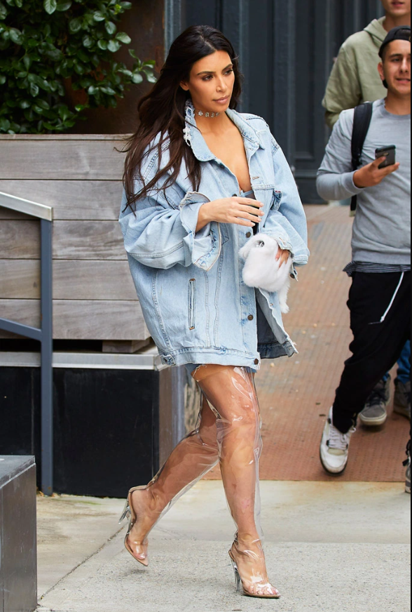 Kim gây ấn tượng với bốt trong suốt như nước, đúng nghĩa "giày tàng hình". Kim gây ấn tượng với bốt trong suốt như nước, đúng nghĩa "giày tàng hình".