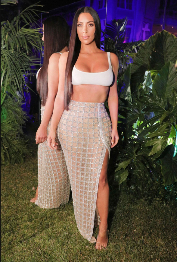 Kim vốn ưa tông màu nude, thế nên giày trong suốt càng hợp. Kim vốn ưa tông màu nude, thế nên giày trong suốt càng hợp.