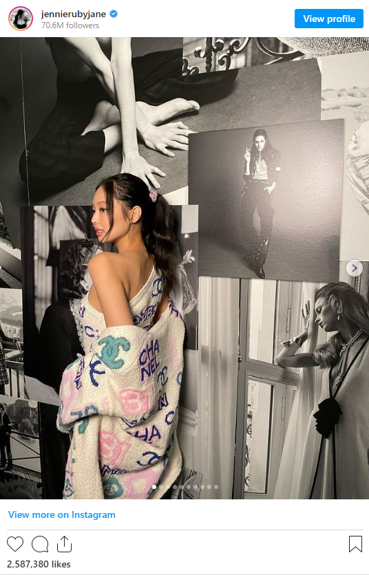 Bờ vai móc áo quá đẹp của Jennie khiến mọi người mê mệt.