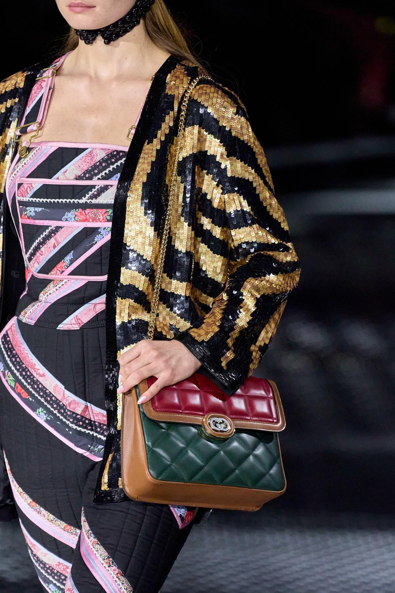 Đỏ và xanh lá kết hợp vốn là combo màu rất đặc trưng Gucci.