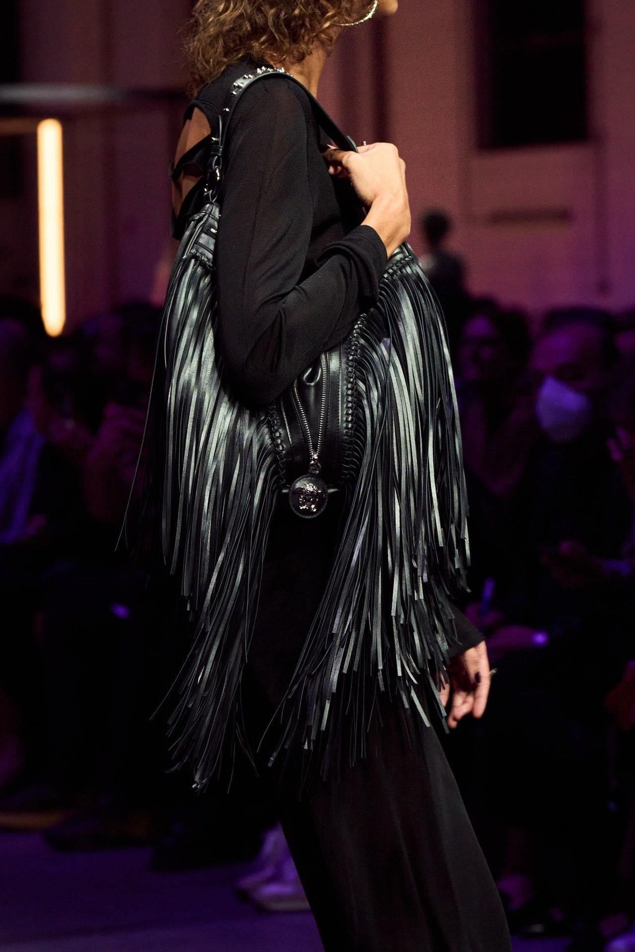 Túi tua rua đại diện của thập niên 70 cũng sẽ trở lại. Versace đầy mạnh túi tua rua trong bộ sưu tập mới thì cầm chắc các túi giá rẻ của các hãng street wear cũng sẽ nhanh chóng bắt trend.