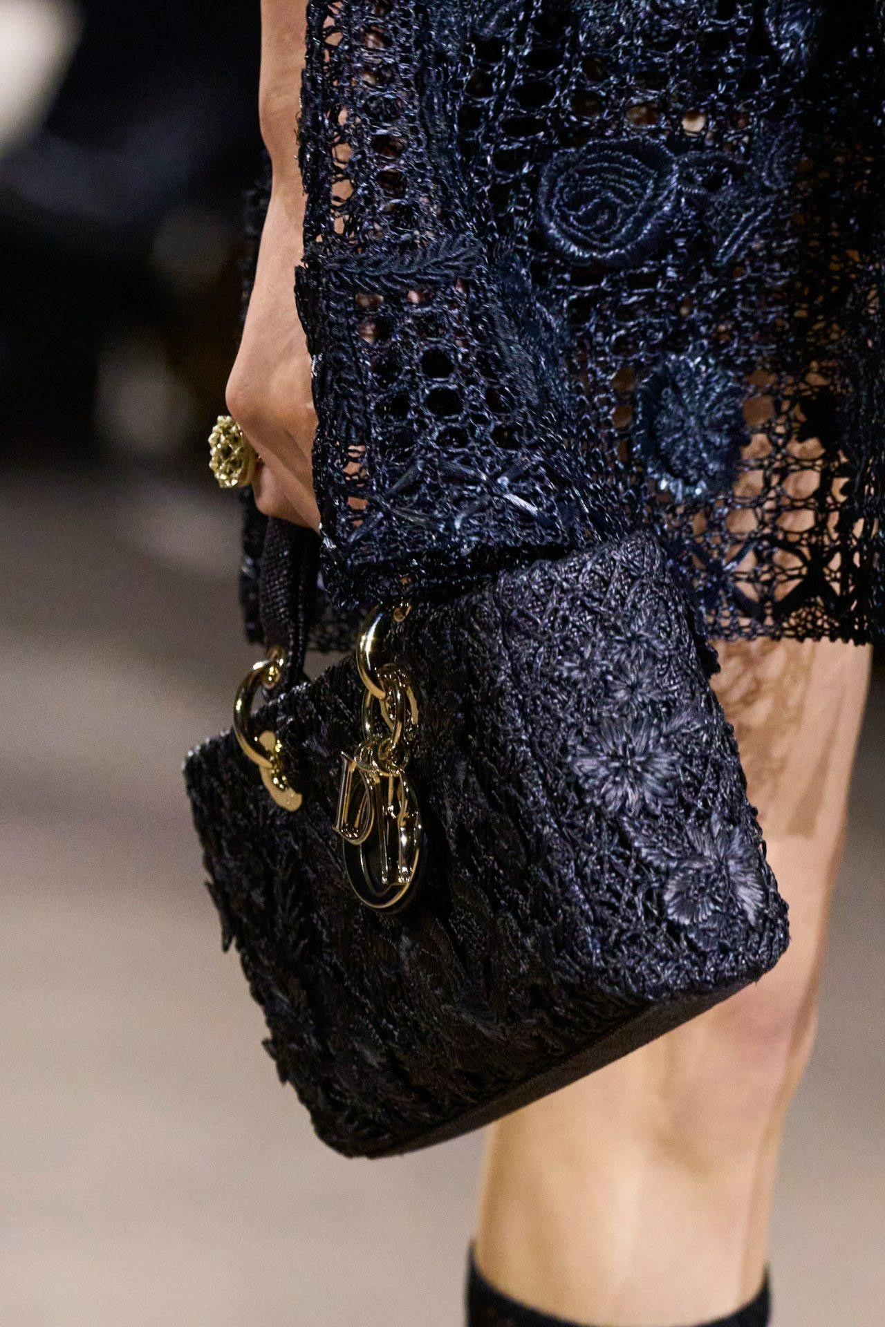 Lady Dior đổi mới là vô cùng hợp thời đại khi hòa mình vào trào lưu non-leather bag (túi không phải bằng da).