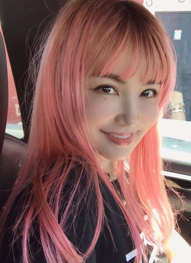 Màu và kiểu tóc góp phần lớn giúp Risa trông trẻ trung vượt ngoài mong đợi.